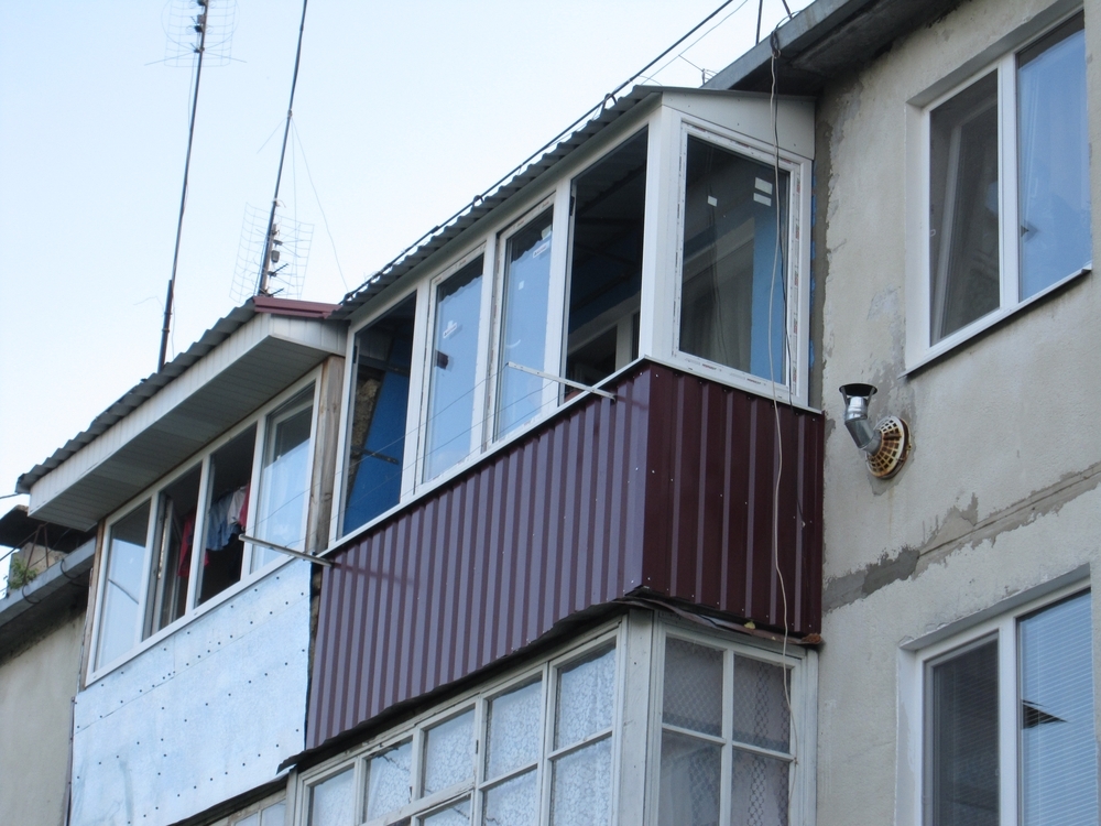 отделка балкона профнастилом